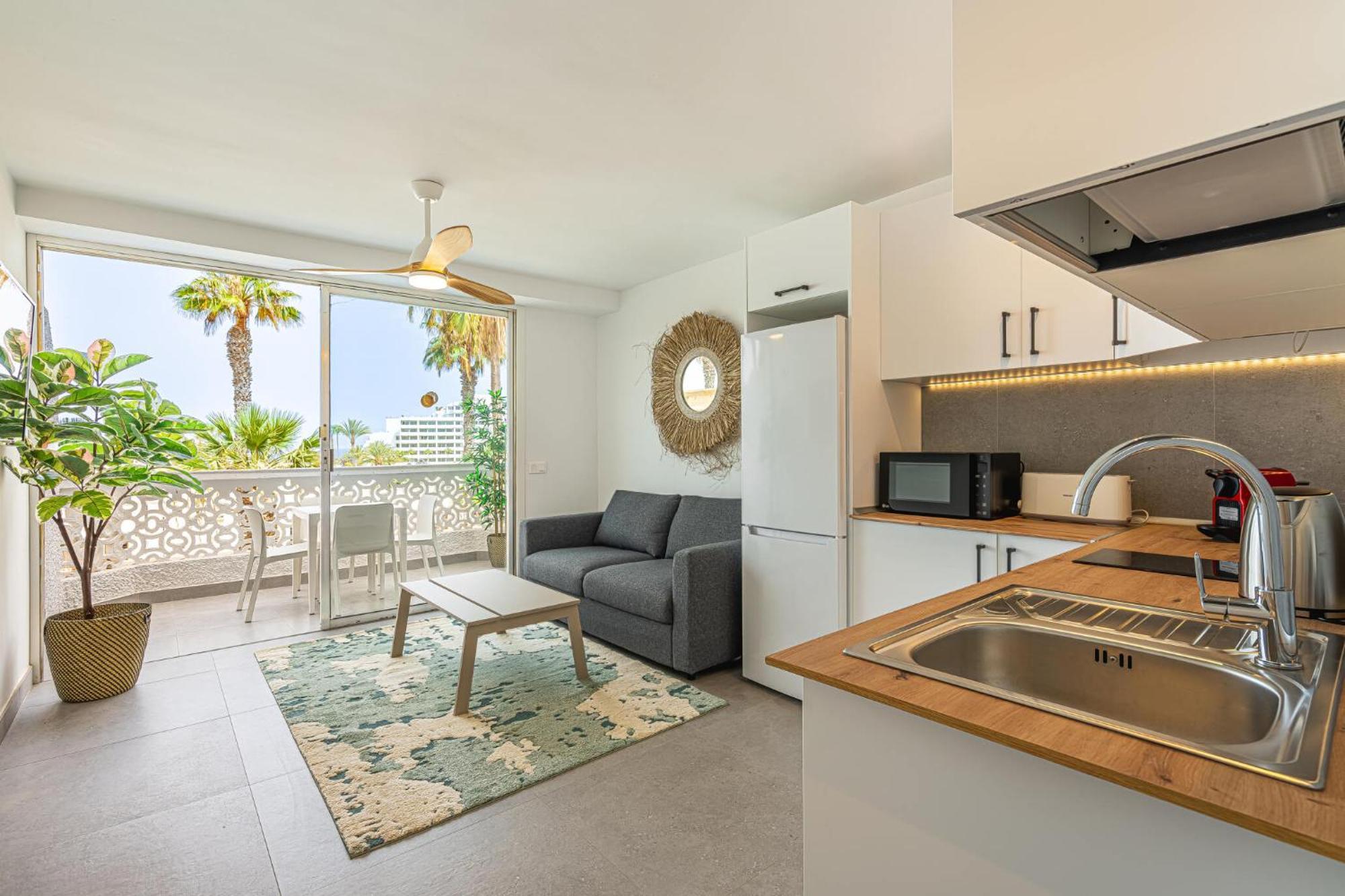 Modern Renovated With Terrace In Playa De Americas Appartamento